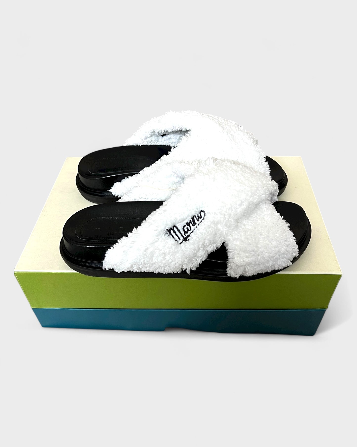 Crossed-Fur Slipper – Weiß/Schwarz