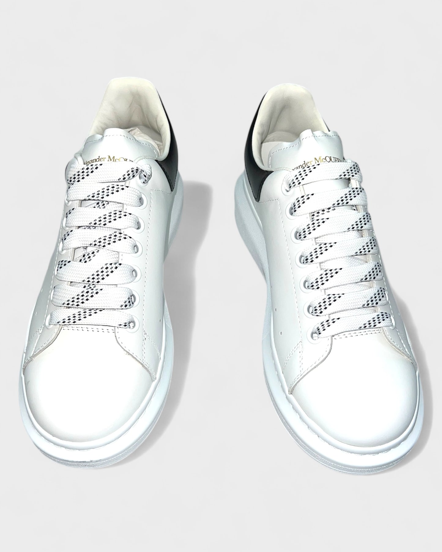 Oversized Sneaker – Weiß mit schwarzer Ferse