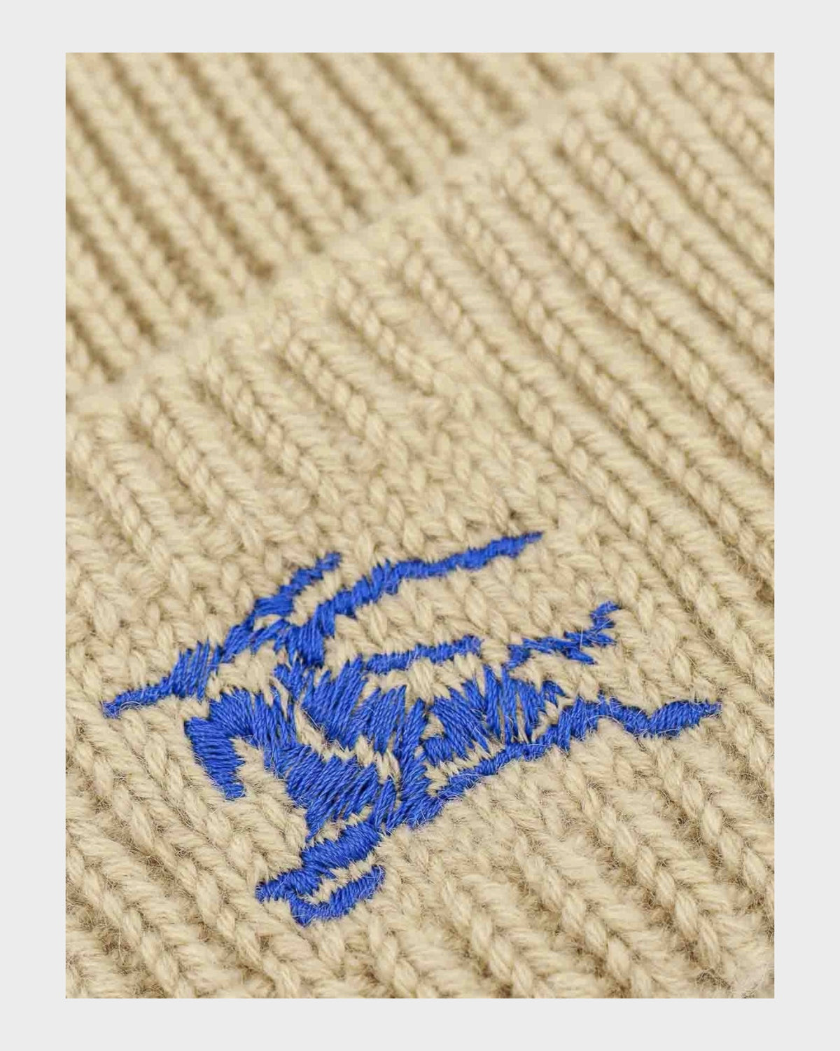 Strickmütze – Beige mit blauem Reiter-Logo