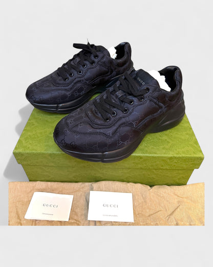 Rhyton Sneaker mit Allover-Monogramm – Schwarz