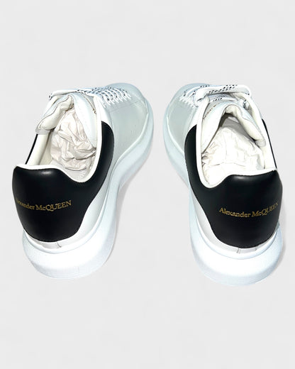 Oversized Sneaker – Weiß mit schwarzer Ferse