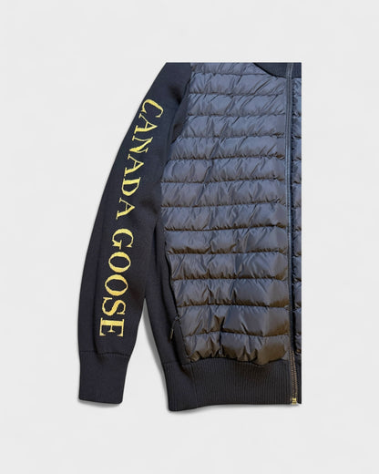 Hybrid Strickjacke mit Logo-Schriftzug – Schwarz