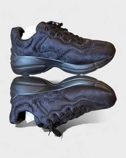 Rhyton Sneaker mit Allover-Monogramm – Schwarz