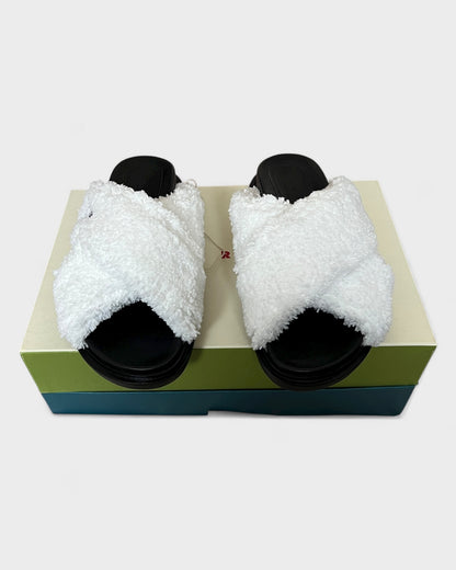Crossed-Fur Slipper – Weiß/Schwarz