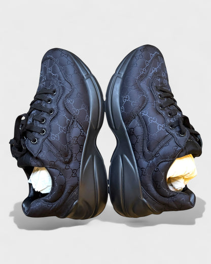 Rhyton Sneaker mit Allover-Monogramm – Schwarz