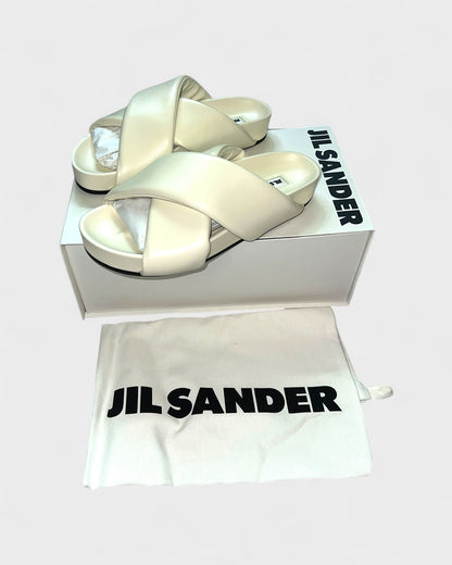 Lederpantoletten mit Kreuzriemen – Creme