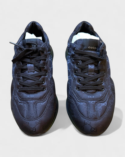 Rhyton Sneaker mit Allover-Monogramm – Schwarz