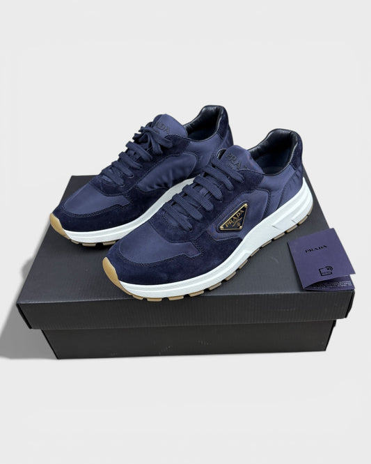 Prada „Prax 01“ Sneaker aus Wildleder & Nylon – Nachtblau