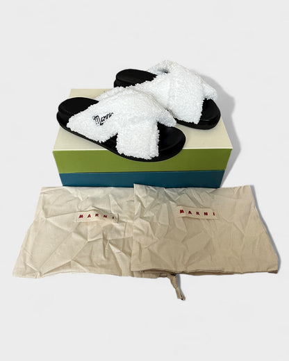 Crossed-Fur Slipper – Weiß/Schwarz