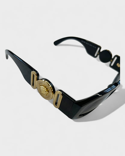 Sonnenbrille mit Medusa-Details – Schwarz/Gold
