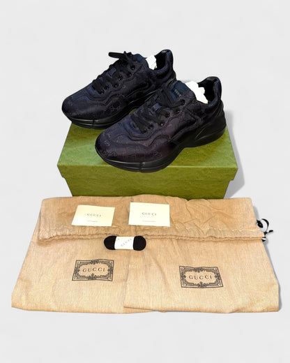 Rhyton Sneaker mit Allover-Monogramm – Schwarz