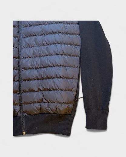 Hybrid Strickjacke mit Logo-Schriftzug – Schwarz