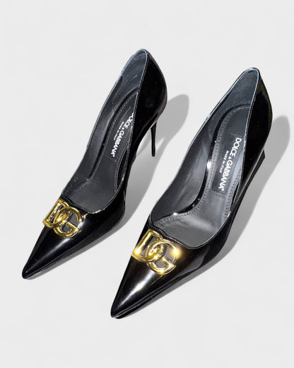 Pumps mit Logo-Schnalle – Schwarz