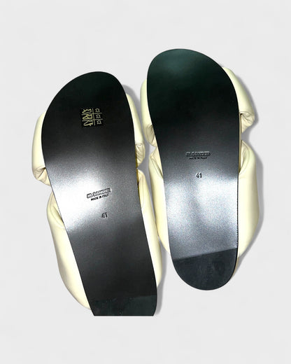 Lederpantoletten mit Kreuzriemen – Creme