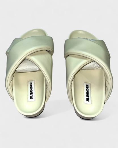 Lederpantoletten mit Kreuzriemen – Creme