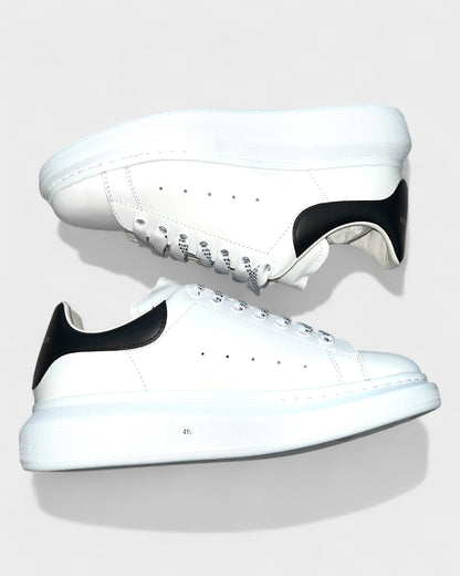 Oversized Sneaker – Weiß mit schwarzer Ferse