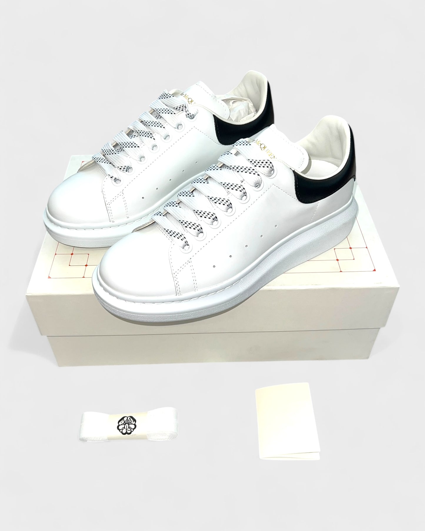 Oversized Sneaker – Weiß mit schwarzer Ferse