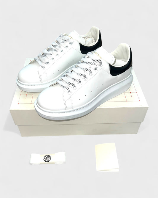 Oversized Sneaker – Weiß mit schwarzer Ferse