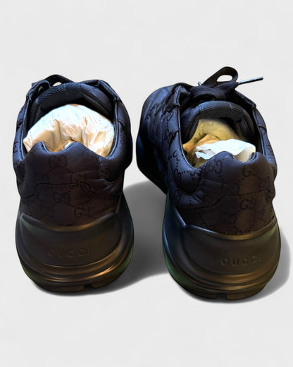 Rhyton Sneaker mit Allover-Monogramm – Schwarz