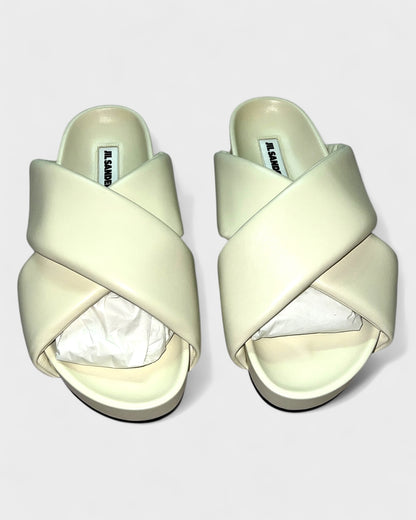 Lederpantoletten mit Kreuzriemen – Creme